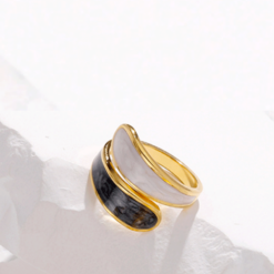 Anillo Yin-Yang mitad perla mitad negro