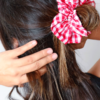 Scrunchie en forma de clavel rojo