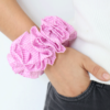 Scrunchie clavel en color rosa hecho de tela vichy