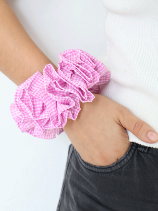 Scrunchie clavel en color rosa hecho de tela vichy