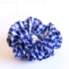 Scrunchie azul estilo clavel en tela vichy