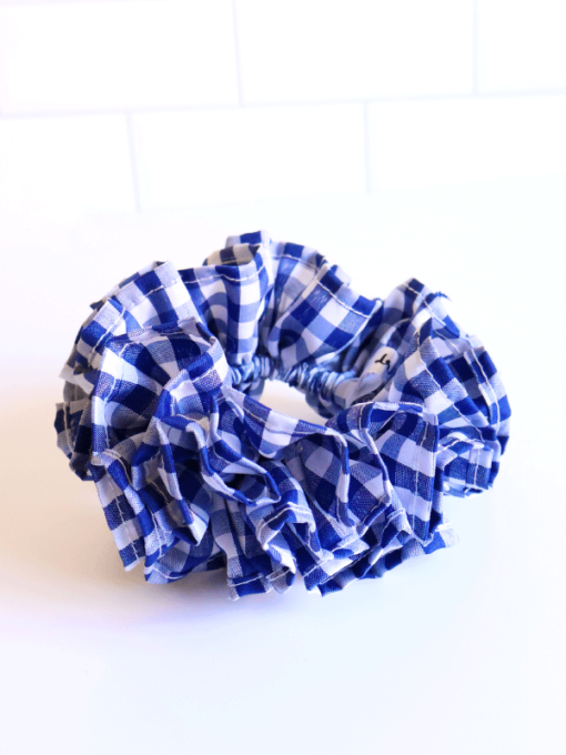 Scrunchie azul estilo clavel en tela vichy