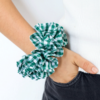 Scrunchie verde estilo clavel en tela vichy